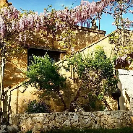 לינה וארוחת בוקר Masseria Borgo Del Gallo 3*